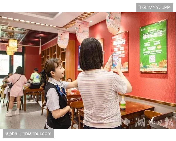 李小鹏家那套餐厅摆设，我看了就把外卖盒合上了