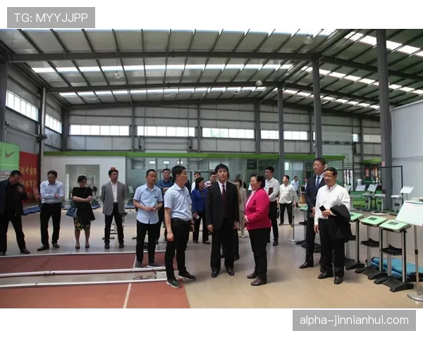汪周雨刷街被拍:一手名牌一手地摊小吃,这反差笑死我 汪周雨刷街被拍:一手名牌一手地摊小吃,这反差笑死我