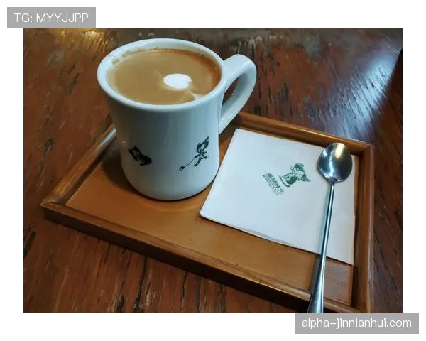 贾一凡居然在训练场边喝着限量版咖啡，谁告诉我这篮球场是咖啡厅？